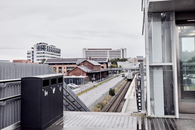 3-Fraktion-Müllsortierung im Freien am Bahnhof