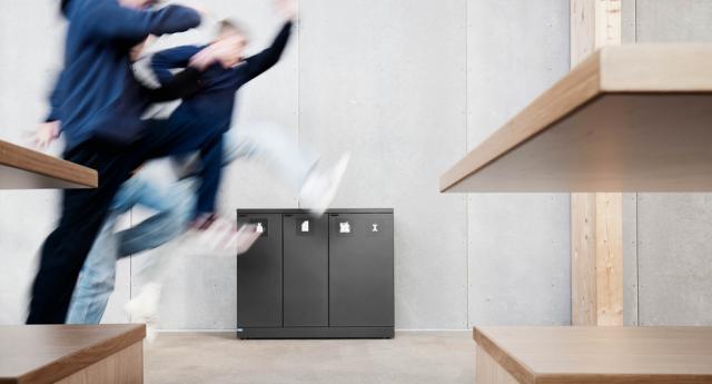 Mülltrennung in der Schule mit laufenden Kindern