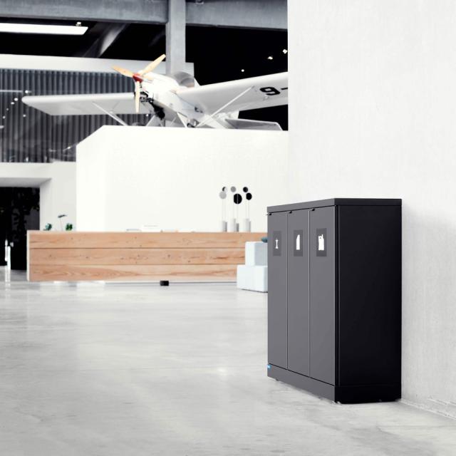 Mülltrennung im Wohnzimmer mit Flugzeug im Hintergrund